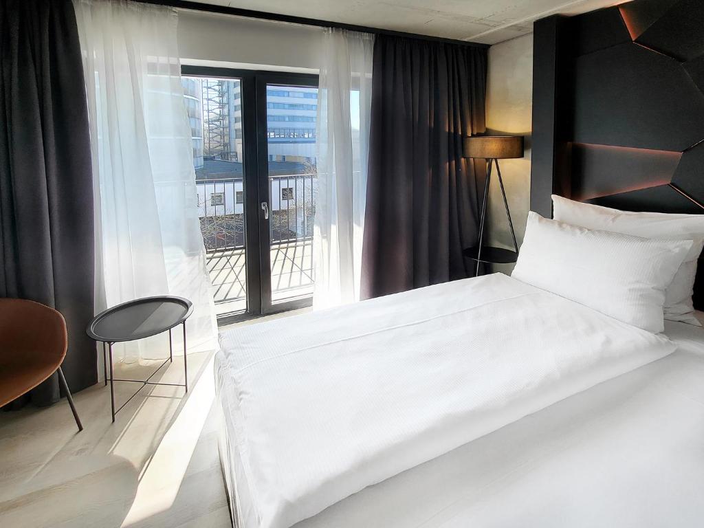 Postel nebo postele na pokoji v ubytování DORMERO Hotel Aschaffenburg