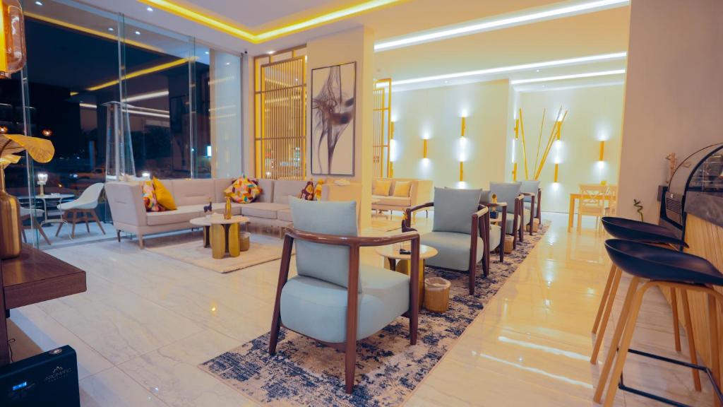 salon z krzesłami, stołem i kanapą w obiekcie فندق ارجان بارك Arjan Park Hotel w mieście Wadi ad-Dawasir
