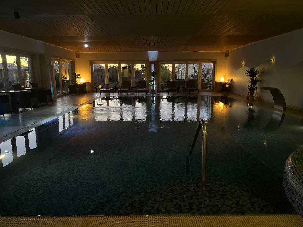 Bazén v ubytování Fröjel Resort & Spa nebo v jeho okolí