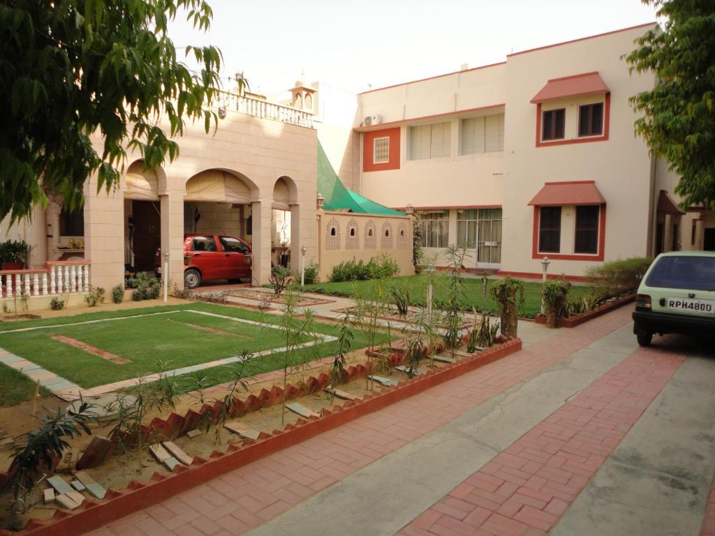 un edificio con jardín frente a un edificio en Suraj Niwas, en Jaipur