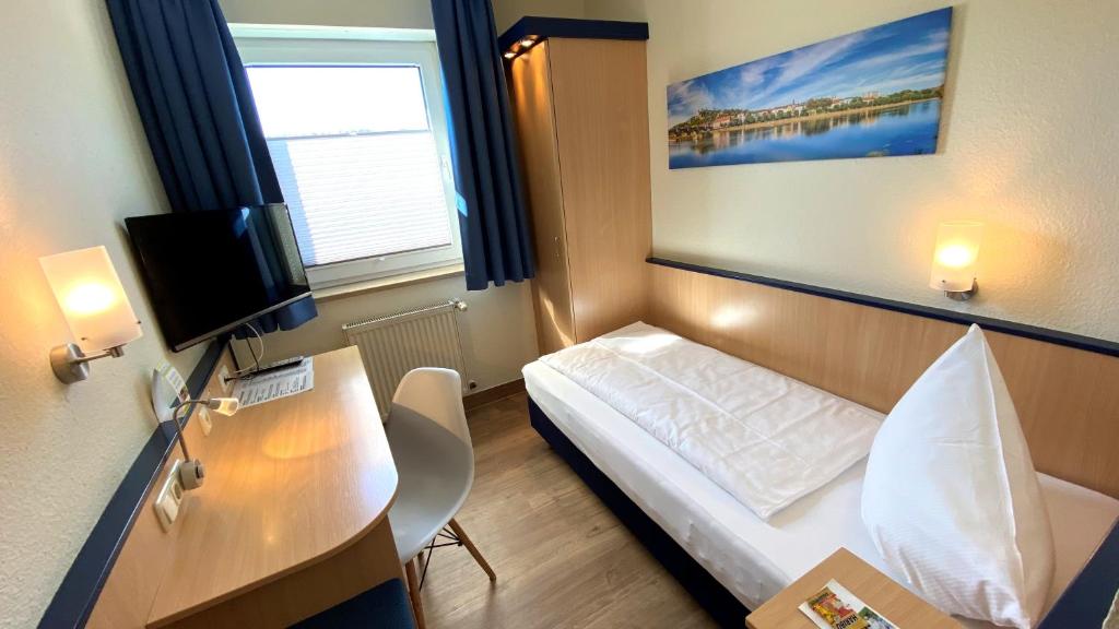 TV a/nebo společenská místnost v ubytování Hotel Am Wiesenweg l 24h check-in