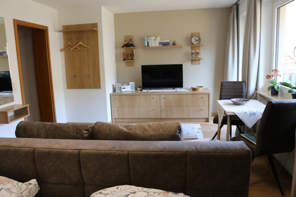 a living room with a couch and a tv at Appartement Kopp am Kirnberg See in Unterbränd