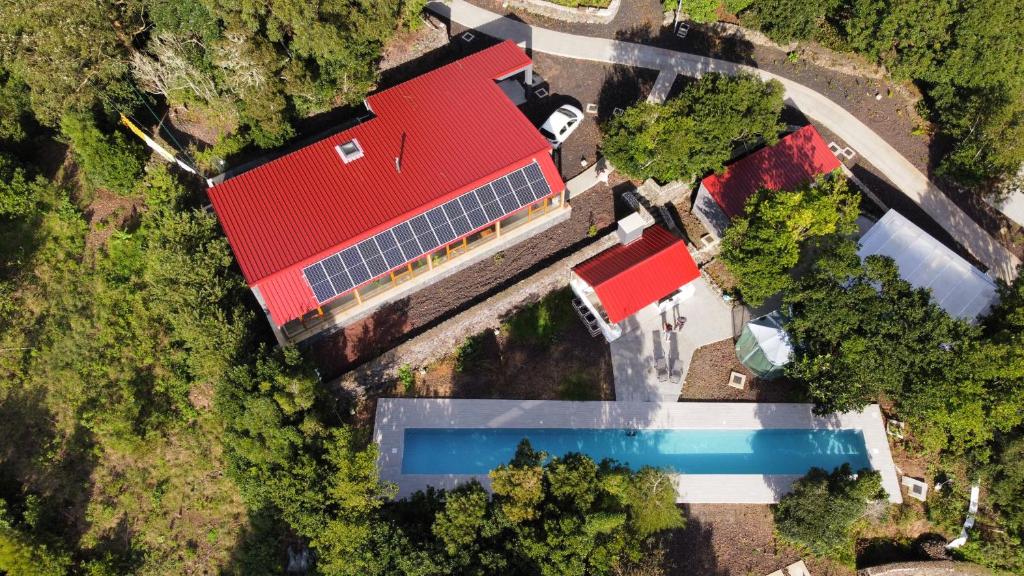 Bazén v ubytování Quinta do Abacate - Glamping Park nebo v jeho okolí