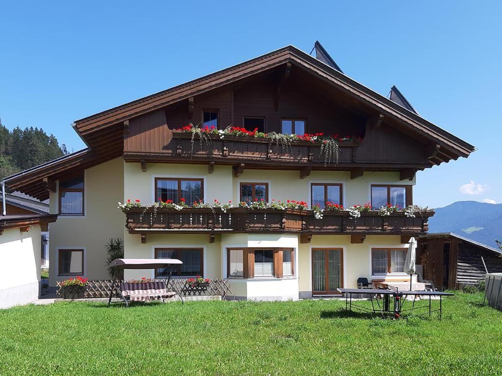 uma casa com caixas de flores na frente em Veitnhof Vomperberg em Vomp