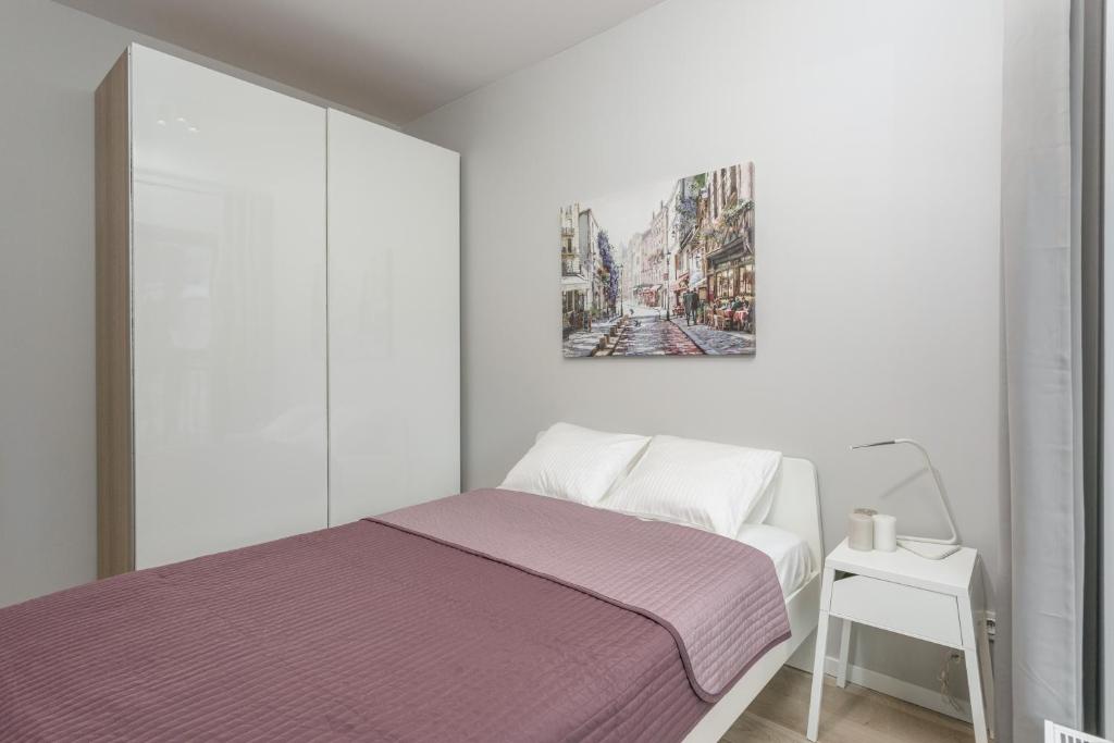 Warsaw City Comfort Apartments tesisinde bir odada yatak veya yataklar