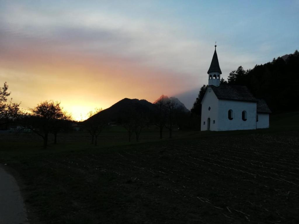 Východ nebo západ slunce při pohledu z farmy nebo okolí