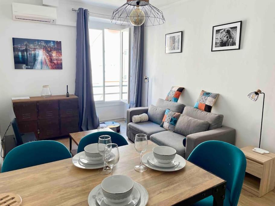 a living room with a table and a couch at Un havre de paix et de calme en plein centre de Massena in Nice