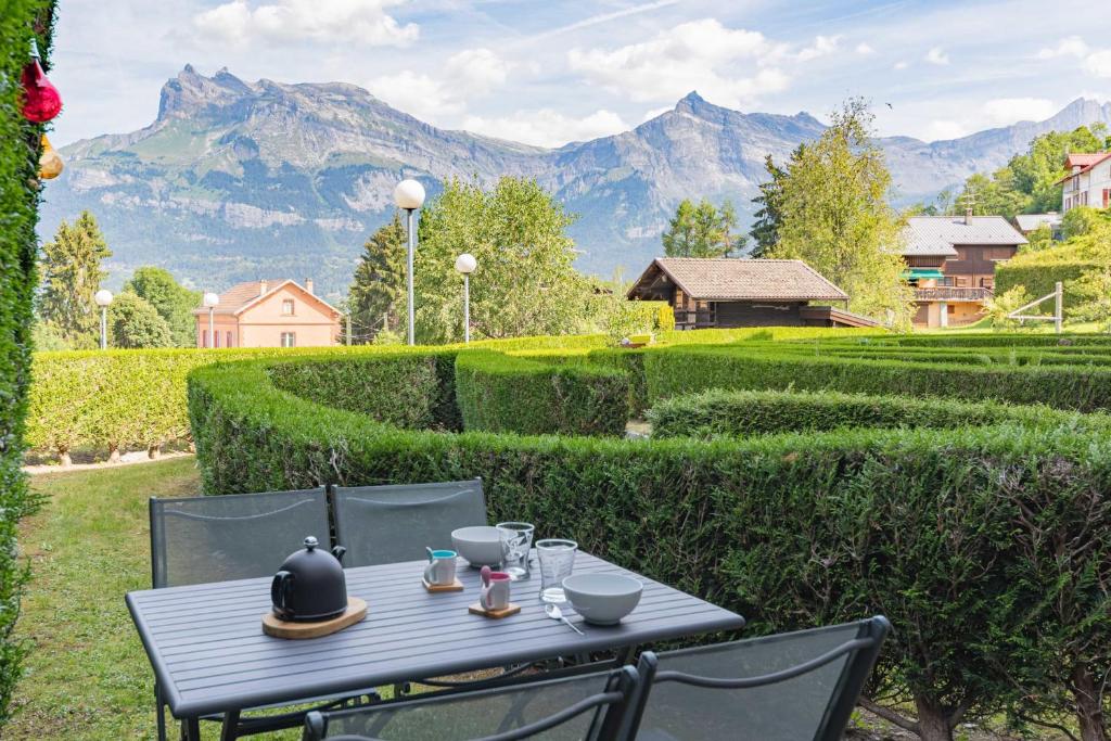 d'une table et de chaises avec vue sur les montagnes. dans l'établissement Beautiful Studio With Garden Quiet Area, à Saint-Gervais-les-Bains