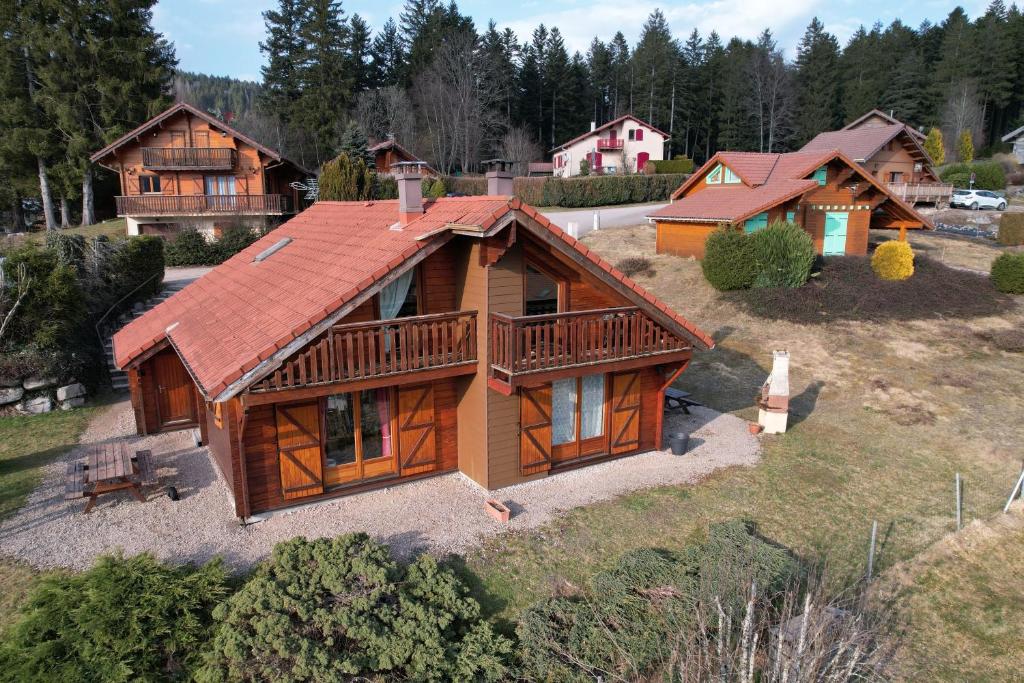 クソンリュプト・ロンジュメールにあるChalets des Hauts de Franceの丸太小屋の空中を望む