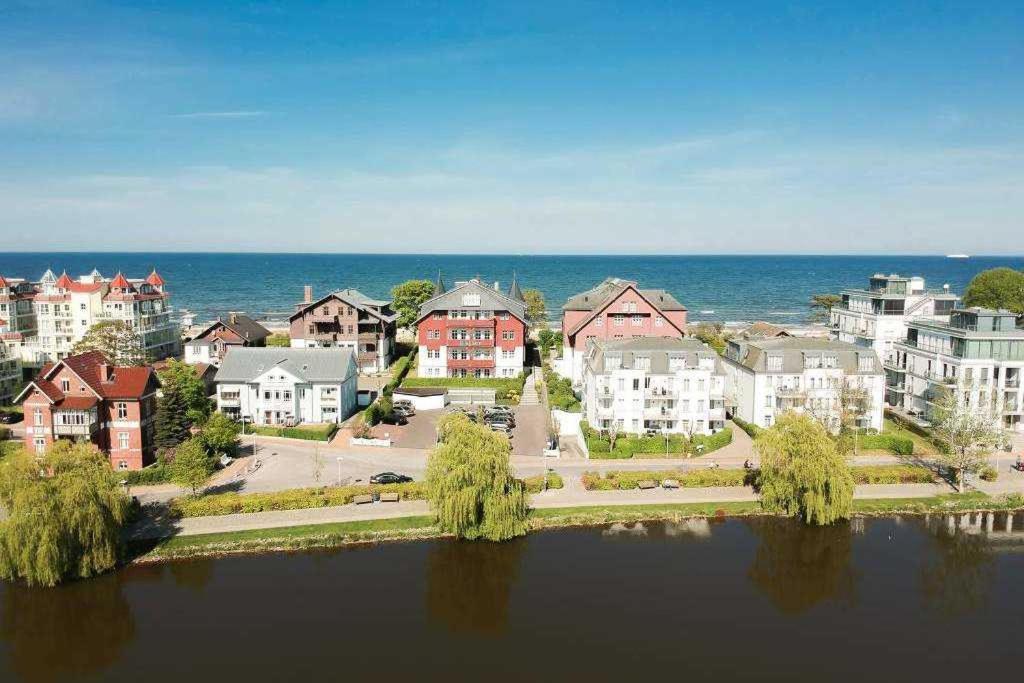 eine Luftaufnahme einer Stadt neben einem Gewässer in der Unterkunft Seehof Bansin, App. 21 in Bansin