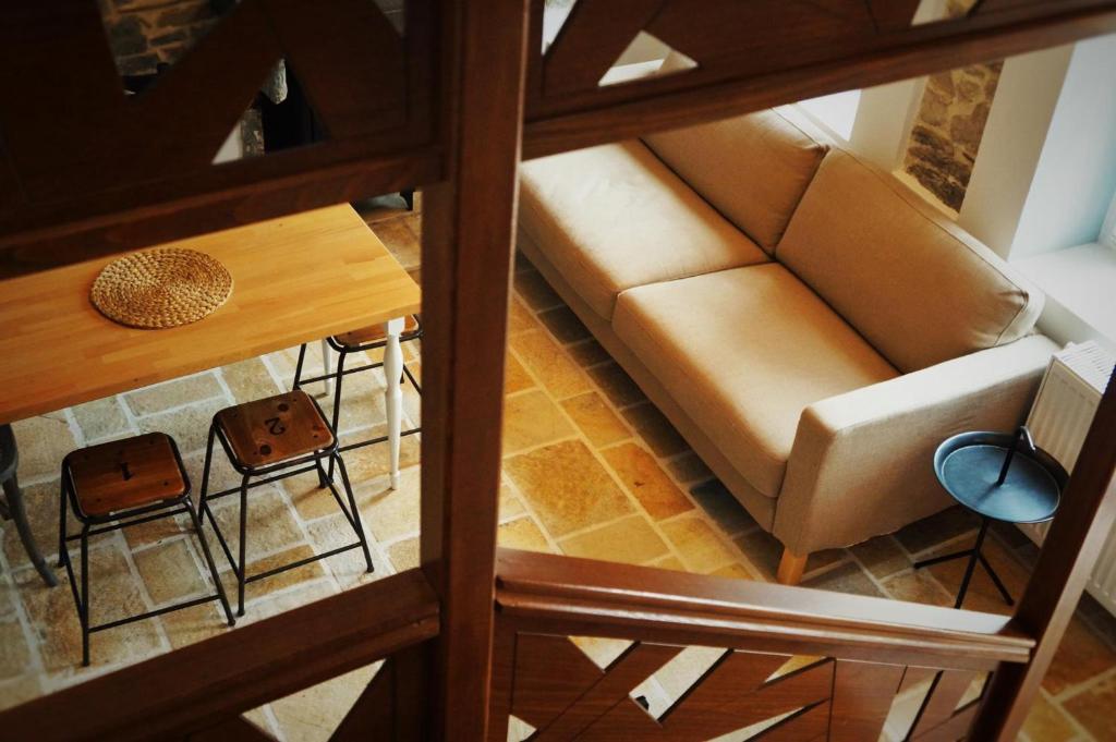 vistas panorámicas a una sala de estar con sofá y sillas en ΑΡΑΪΔΟΥ΄-ARAIDOY, en Ioannina