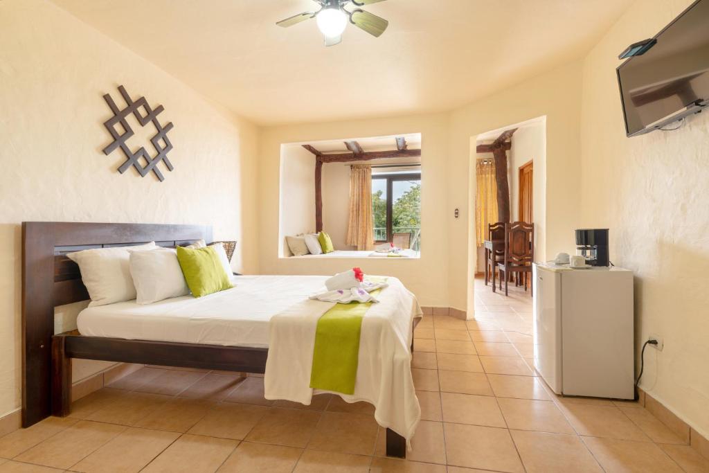 um quarto com uma cama e uma televisão em Tabulia Tree em Manuel Antonio