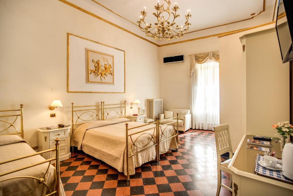 sypialnia z 2 łóżkami i podłogą wyłożoną szachownicą w obiekcie Hotel Labelle w Rzymie