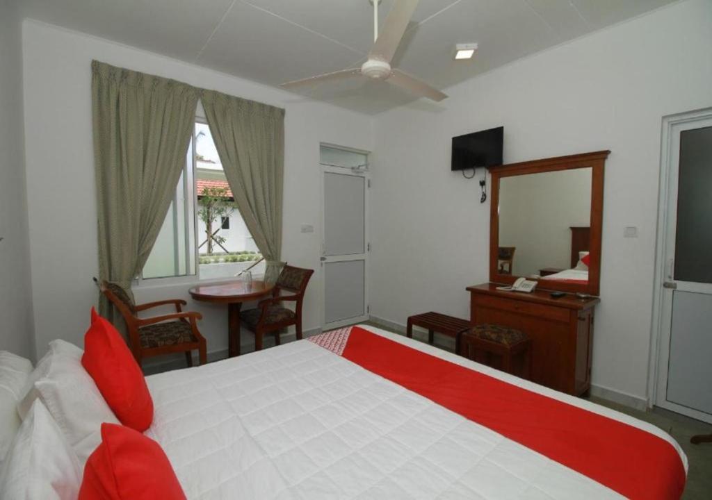 Postel nebo postele na pokoji v ubytování Garden Beach Hotel Kalutara