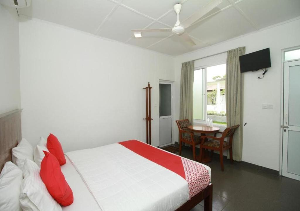 Postel nebo postele na pokoji v ubytování Garden Beach Hotel Kalutara