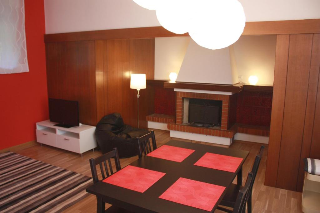 トリエステにあるEdera Residenceのリビングルーム(テーブル、暖炉付)