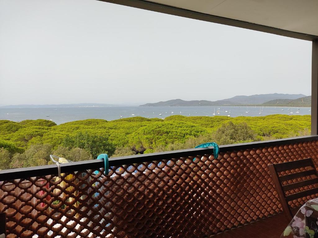 einen Balkon mit Meerblick in der Unterkunft Punta Ala Top apartment in Punta Ala