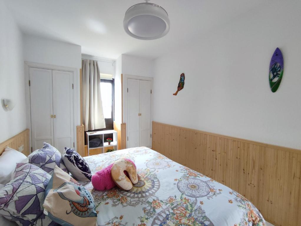 A bed or beds in a room at Apartment El Barco - Las Casas de Aron