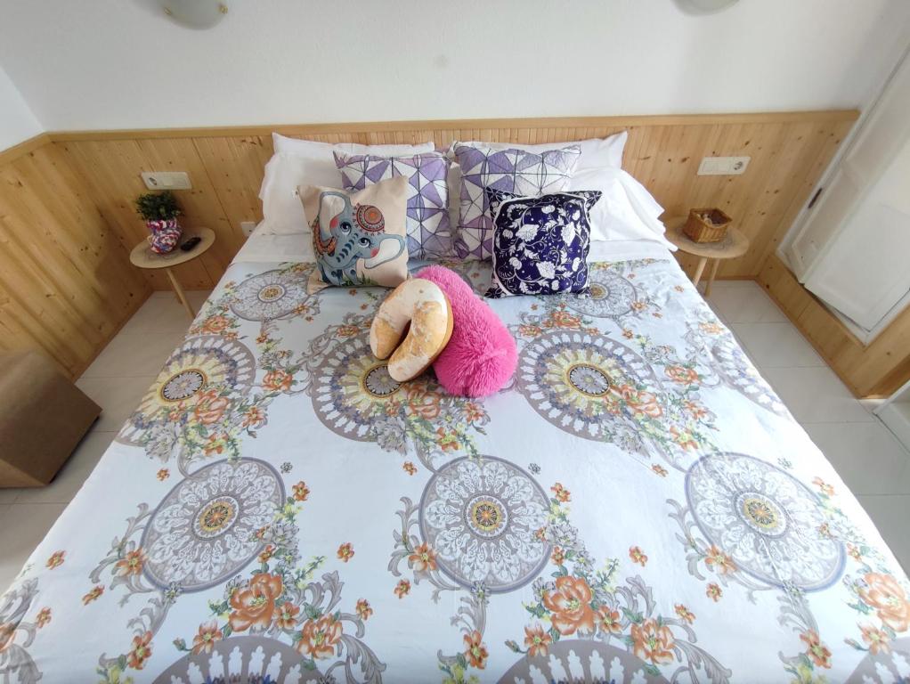 A bed or beds in a room at Apartment El Barco - Las Casas de Aron