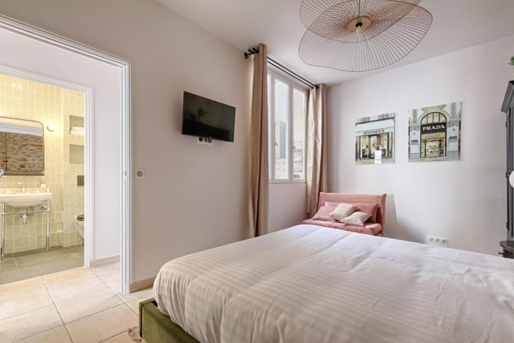 1 Schlafzimmer mit einem großen Bett und einem Badezimmer in der Unterkunft Splendid Parisian Flat 5P - Montorgueil in Paris