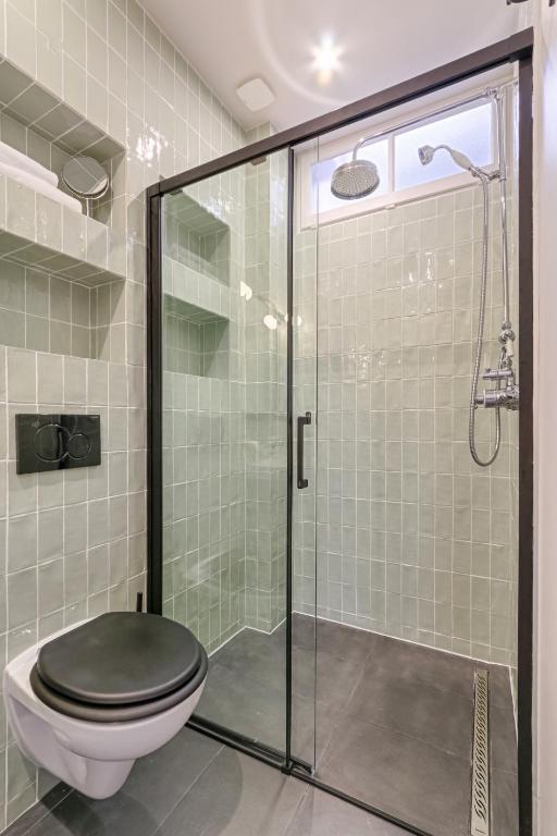 Ein Badezimmer in der Unterkunft Splendid Parisian Flat 5P - Montorgueil