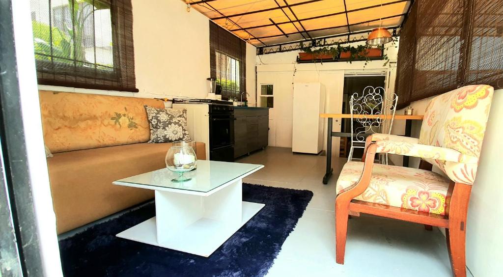 salon z kanapą, stołem i krzesłem w obiekcie Aparta estudio Xenia w mieście Bogota