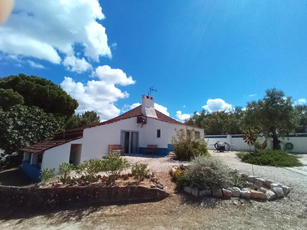 una pequeña casa blanca con techo en Baranca Stima en Aldeia de Além