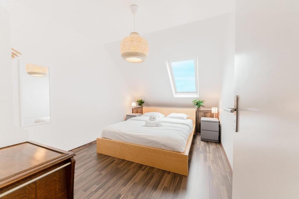 מיטה או מיטות בחדר ב-Luxurious Apt w Free Parking & WiFi