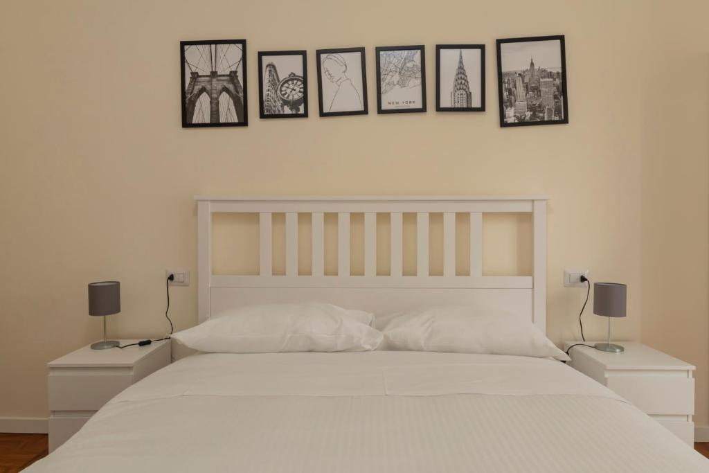 Posteľ alebo postele v izbe v ubytovaní JOIVY Modern 2bed flat with balcony, 250m from M5 Foppa and M2 Sant'Agostino