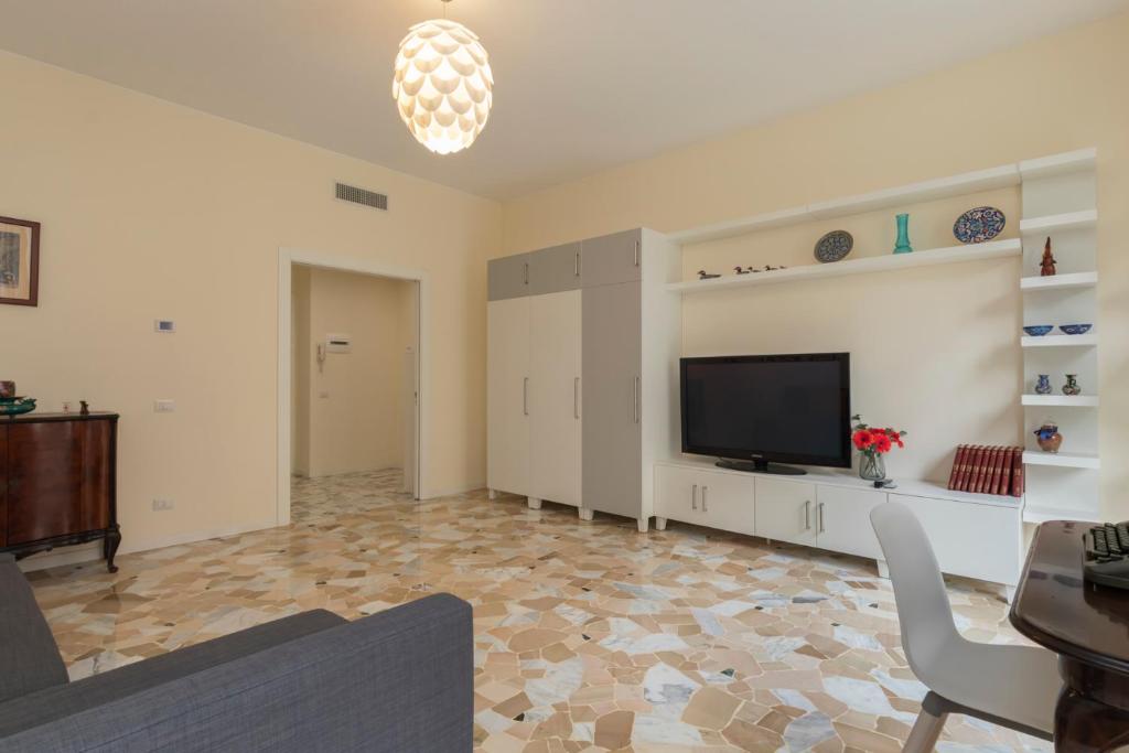 Televízia a/alebo spoločenská miestnosť v ubytovaní JOIVY Modern 2bed flat with balcony, 250m from M5 Foppa and M2 Sant'Agostino