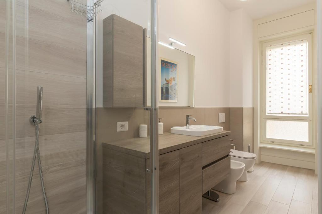 Kúpeľňa v ubytovaní JOIVY Modern 2bed flat with balcony, 250m from M5 Foppa and M2 Sant'Agostino
