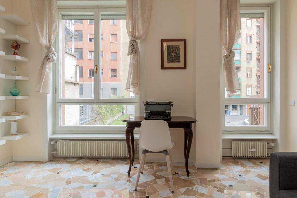 Posedenie v ubytovaní JOIVY Modern 2bed flat with balcony, 250m from M5 Foppa and M2 Sant'Agostino