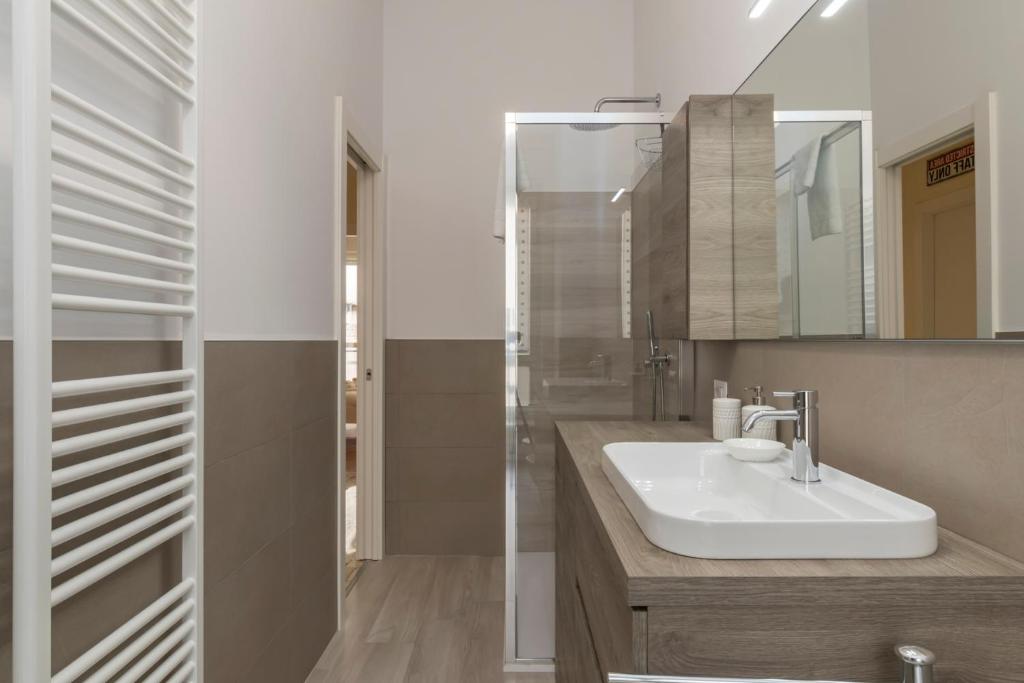Kúpeľňa v ubytovaní JOIVY Modern 2bed flat with balcony, 250m from M5 Foppa and M2 Sant'Agostino
