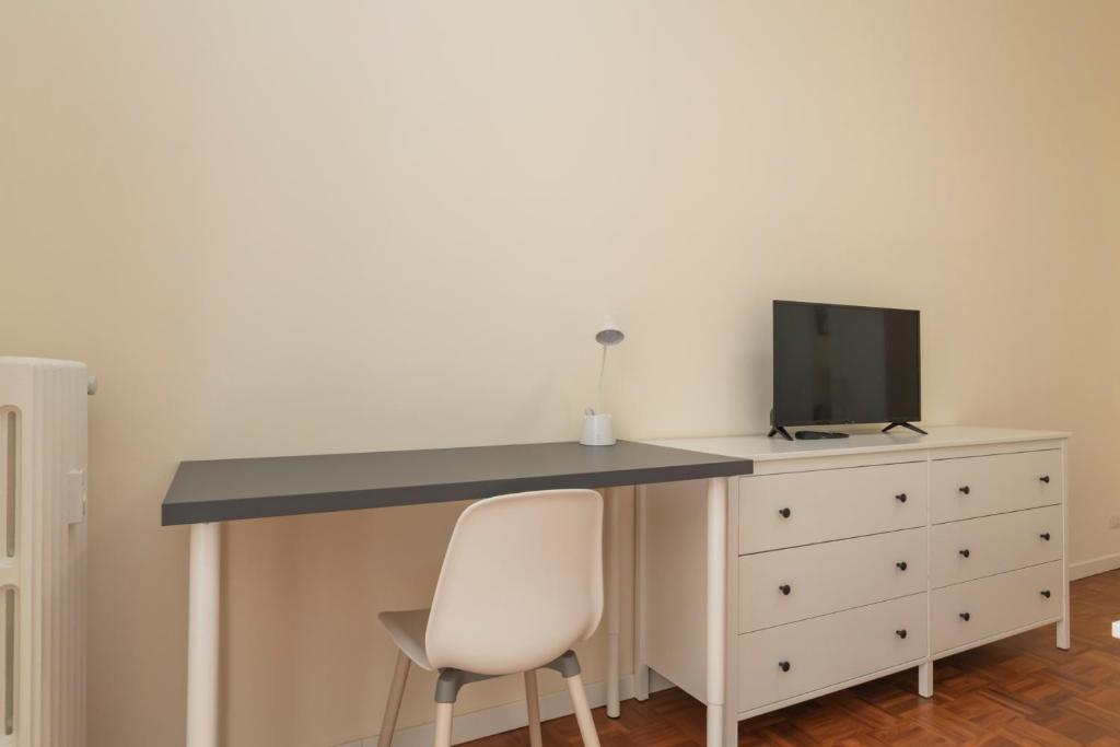 Televízia a/alebo spoločenská miestnosť v ubytovaní JOIVY Modern 2bed flat with balcony, 250m from M5 Foppa and M2 Sant'Agostino
