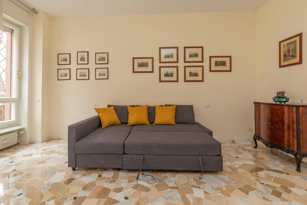 Posedenie v ubytovaní JOIVY Modern 2bed flat with balcony, 250m from M5 Foppa and M2 Sant'Agostino