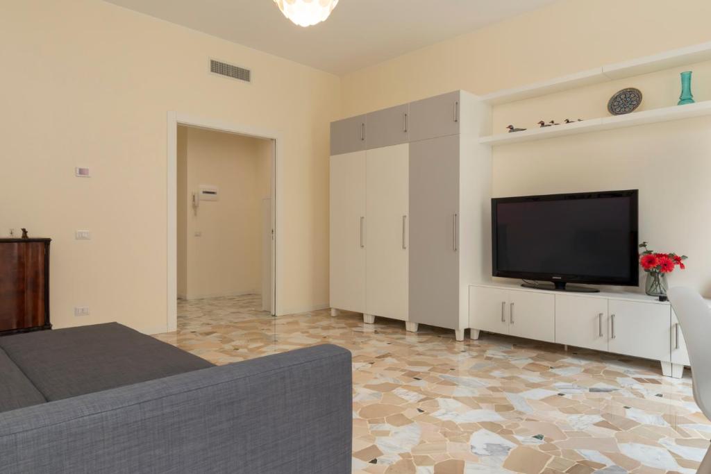 Televízia a/alebo spoločenská miestnosť v ubytovaní JOIVY Modern 2bed flat with balcony, 250m from M5 Foppa and M2 Sant'Agostino