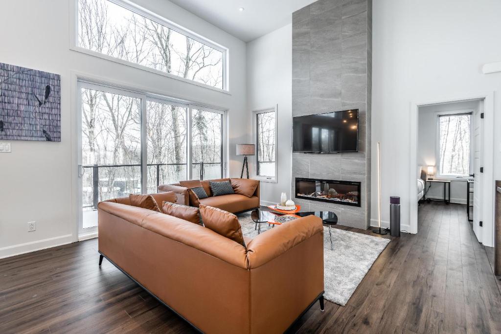 Luxurious Villa Tremblant 4 Bdrs W Hot Tub B5にあるテレビまたはエンターテインメントセンター