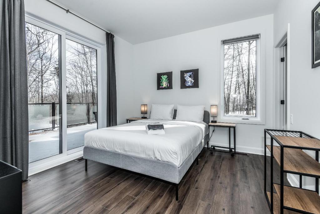 Luxurious Villa Tremblant 4 Bdrs W Hot Tub B5にあるベッド