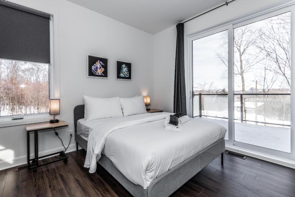 Luxurious Villa Tremblant 4 Bdrs W Hot Tub B5にあるベッド