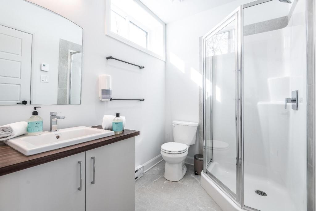Luxurious Villa Tremblant 4 Bdrs W Hot Tub B5にあるバスルーム