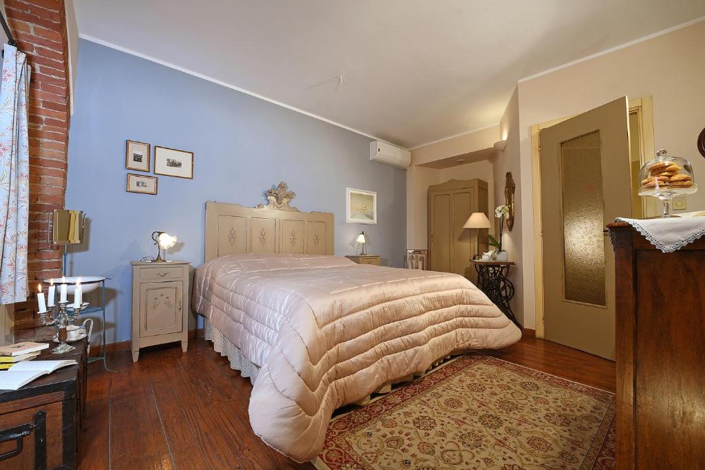 a bedroom with a large bed in a room at Agriturismo Il Gioco Dell'Oca in Barolo