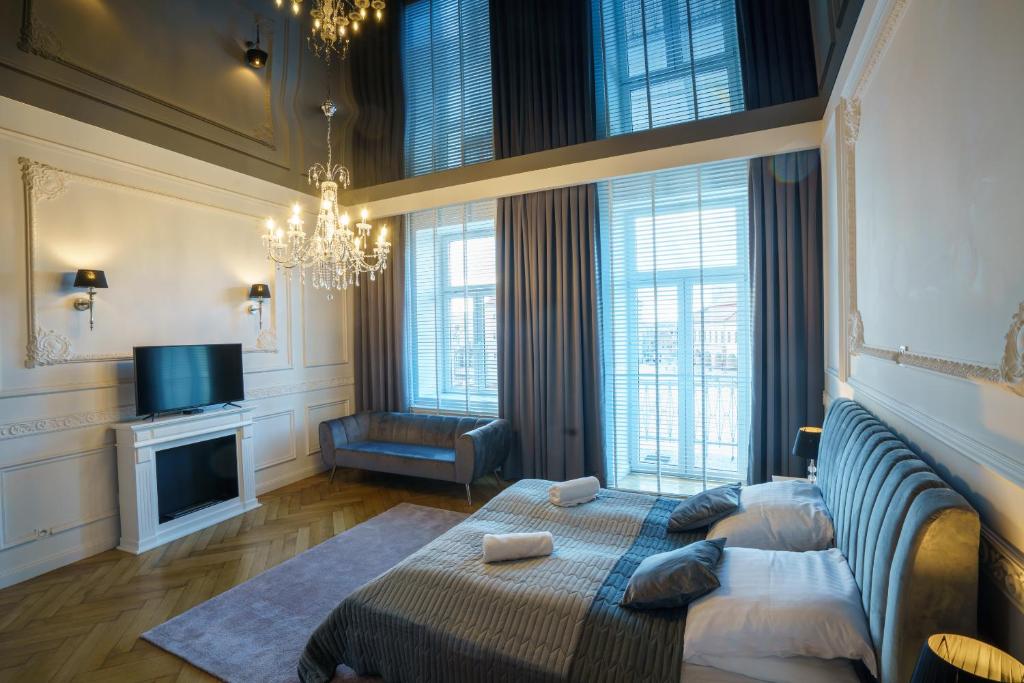 sala de estar con sofá y TV en Prestige Apartment Rynek Kielce en Kielce