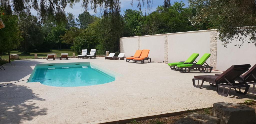 un patio con sillas y una piscina en Mas Tareau l Authentique, en Beaucaire