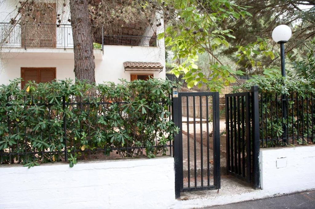 una valla de hierro negro frente a un edificio en Elena Residence, en Torchiara