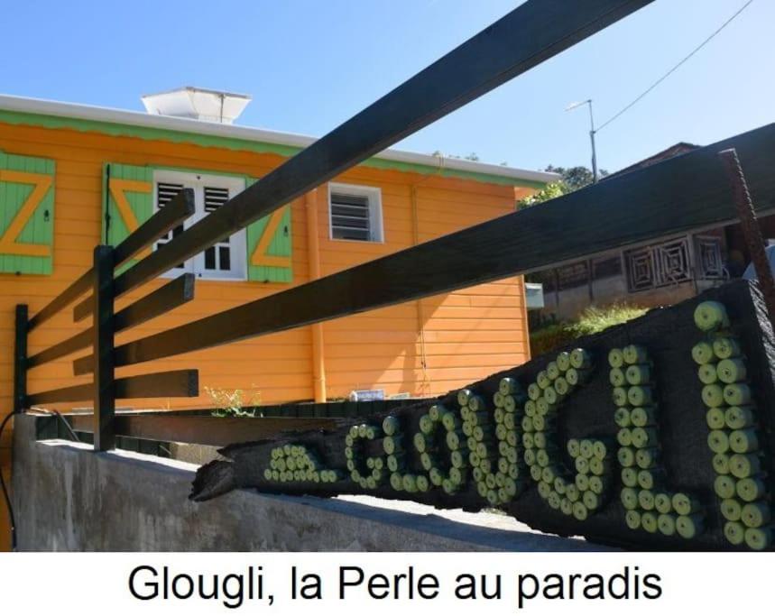 Ein Schild, auf dem steht: Guduhitz la peedia auparisariss in in der Unterkunft Gite à 2 pas de la flamboyante plage de La Perle in Deshaies