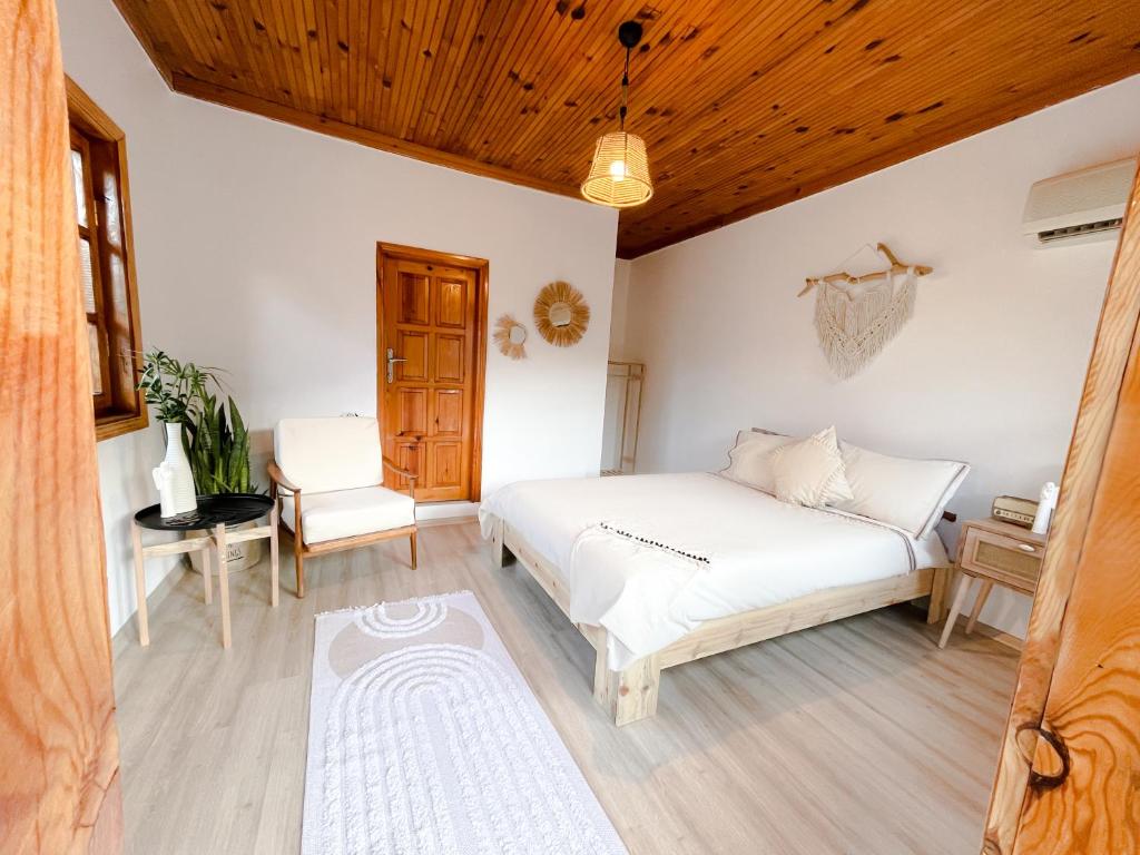 Postel nebo postele na pokoji v ubytování Olymposoase pansiyon