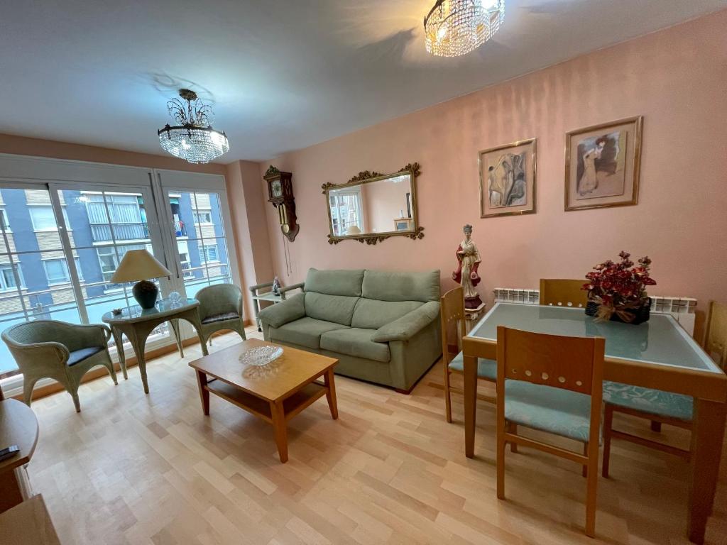 uma sala de estar com um sofá e uma mesa em MIGUEL SERVET em Saragoça