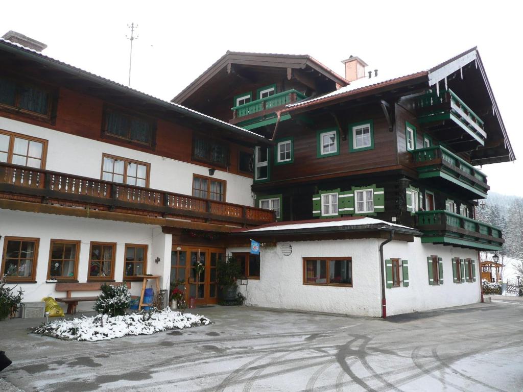 un grand bâtiment en bois avec de nombreuses fenêtres dans l'établissement Pension Anötzlehen, à Berchtesgaden