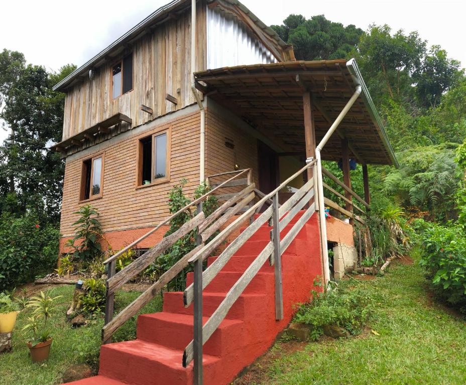 een huis met een trap daarheen bij Chalé Koch in Visconde De Maua