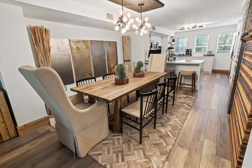 una sala da pranzo e una cucina con tavolo e sedie in legno di MARINERS PERFECT FOR TWO FAMILIES, IN-LAWs QUARTERS a Key Largo